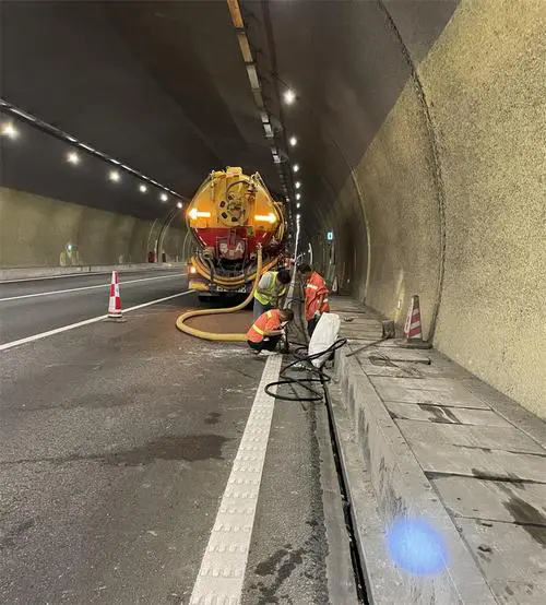 乐都隧道排水渠清淤